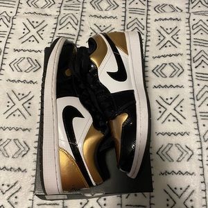Men's Jordan 1 Low Gold Toe (with box)